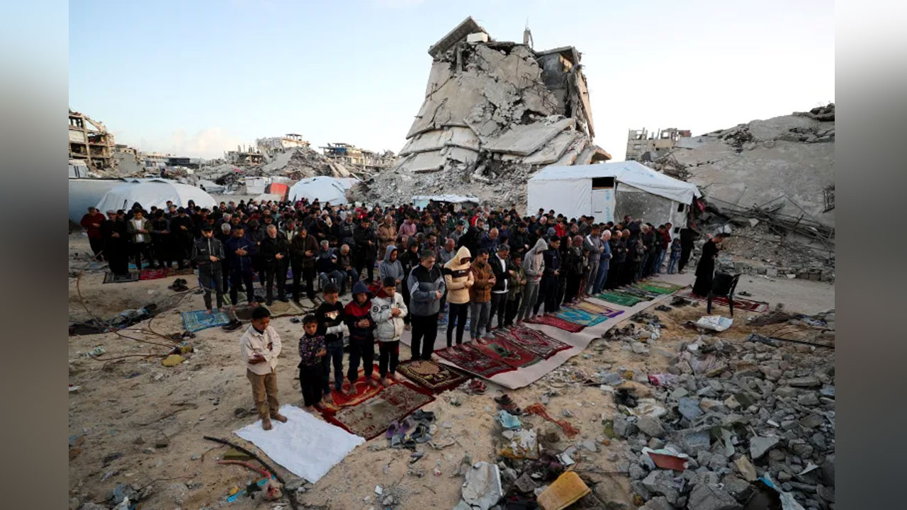 ধ্বংসস্তূপেই নামাজ, ঈদের দিনেও গাজায় ইসরায়েলি হামলায় নিহত ৬৪